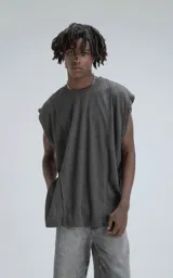 Sudadera sin mangas color gris oscuro, de cuello redondo y corte amplio. Confeccionada en tejido liviano de hilo con recortes superpuestos que aportan relieve y textura.