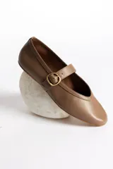 Ballerinas negras de cuero con tira sobre el empeine y hebilla dorada.