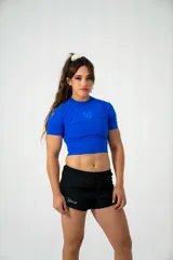 Short deportivo negro con cintura elástica ajustable con cordón, corte holgado y aberturas laterales.