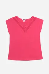 Remera fucsia de algodón con cuello redondo y detalle de broderie en forma de V en el escote.