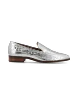 Mocasín plateado con estampado de cocodrilo, de cuero, con terminación en punta y remache metálico con logo de marca.