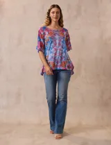 Blusa de modal estampado con flores en tonos azules, rosas y amarillos, marca Ruby Rd. Tiene cuello redondo, manga corta con abertura y apliques de brillos en el frente.