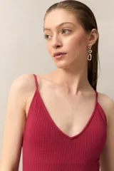 Malla enteriza celeste con textura, breteles finos y escote en V.