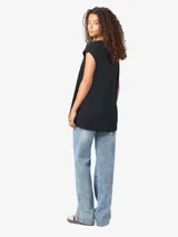 Remera básica negra de algodón orgánico con cuello redondo y mangas cortas.