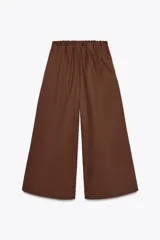 Pantalón culotte marrón de tiro medio con cintura elástica y bolsillos laterales ocultos en la costura.