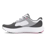Championes Under Armour Charged Versurge color beige con logo negro en el lateral, entresuela blanca y suela negra.