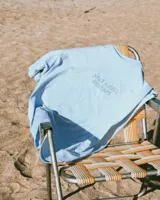 Remera celeste claro de algodón con cuello redondo y mangas cortas. Estampado frontal con la frase "Salt Water Therapy".