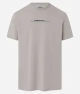 Remera gris de algodón, corte clásico, con cuello redondo y manga corta. Estampa frontal con la frase "The Pier" y un dibujo de un muelle.