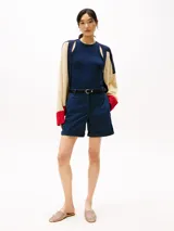 Pantalón corto chino de corte Mom, color azul marino, con bolsillos laterales y traseros, y bajos con vuelta.