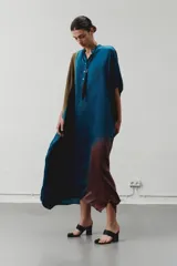 Túnica larga azul con efecto degradado en el ruedo, de corte amplio y mangas 3/4.