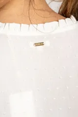 Blusa blanca de viscosa con escote en V, mangas 3/4 abullonadas y detalle de plumeti.