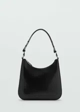 Bolso negro de hombro con asa ajustable, tamaño mediano, cierre de cremallera y forro interior.