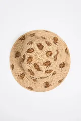 Gorro tipo bucket de rafia color beige con estampado de leopardo marrón y texto bordado en negro.
