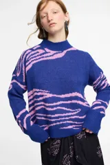 Sweater tejido en jersey color azul con diseño de cebra en color rosa. Hecho en Italia.