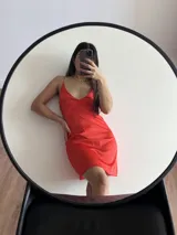 Vestido corto rojo de satén con breteles finos y escote en V.