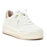 Zapatillas urbanas color blanco con detalles dorados en el talón y la lengüeta.