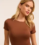 Body femenino de manga corta, color rojo vibrante, con cuello redondo y ajuste ceñido al cuerpo.