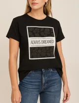 Remera negra de algodón con estampado rectangular en blanco y negro con la frase "Always Dreamed".