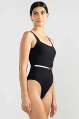 Malla entera negra con escote cuadrado y cinturón blanco con dije de tigre.