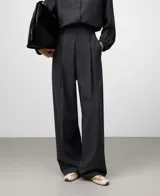 Pantalón de vestir gris melange, tiro alto, con pinzas frontales y pierna ancha y recta.