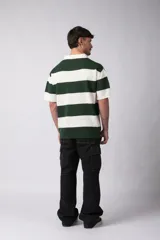 Remera tejida con rayas horizontales en verde y blanco, cuello en V y calce oversize. Confeccionada en hilado de algodón.