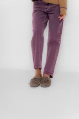 Pantalón jean de tiro medio color negro, corte mom, con bolsillos delanteros y traseros. Largo hasta el tobillo. Confeccionado en algodón 100%.