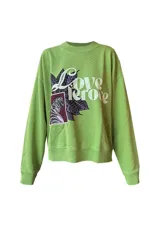 Buzo verde con calce recto a la cadera, manga caída y largo al puño. Estampado con la frase "Love Feroce" en tonos burdeos y rosado y un parche con un tigre a tono.