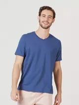 Camiseta gris oscuro de manga corta con cuello en V.
