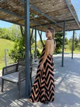 Vestido largo con estampado de zigzag en tonos beige y negro, con cuello halter y espalda descubierta.