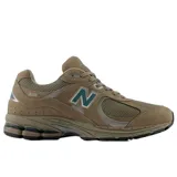 Championes New Balance U2002Roa color marrón con detalles en plateado y azul.