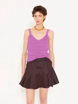 Top tejido color lila, con escote en V, breteles anchos y textura calada.