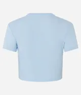 Remera cropped deportiva de poliéster y elastano, color blanco, con cuello redondo y mangas cortas.