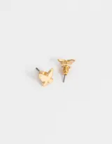 Par de aros pasantes dorados con forma de mariposa.