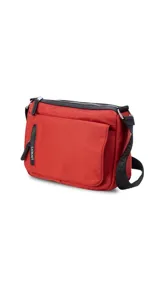 Bandolera roja de nylon con correa negra regulable con el nombre de la marca. Tiene un bolsillo delantero con tapa, dos bolsillos internos (uno con cierre) y un bolsillo trasero.