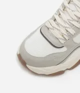 Championes chunky color blanco con detalles en gris y marrón. Confeccionados en PU con cierre de cordón y detalles ondulados.
