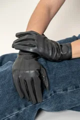 Guantes de cuero negro con costuras decorativas en los dedos.