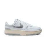 Championes urbanos Nike Gamma Force de mujer, color celeste con detalles en plateado y suela en color crema.