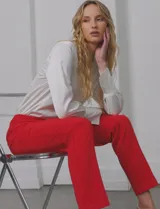 Pantalón rojo de gabardina elastizada, marca Zac & Rachel, con bolsillos delanteros y traseros.