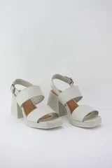 Sandalias de cuero color blanco con plataforma y taco ancho.