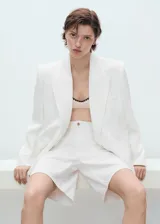 Short de algodón blanco, estilo vaquero, con tiro alto, trabillas, cierre de cremallera y botón, cinco bolsillos y corte recto.