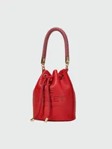 Bolso bombonera Marc Jacobs modelo The Mini Bucket, color beige con logo estampado en el frente y asa corta de cuerda.