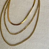 Collar dorado de triple cadena con dije de estrella.