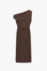Vestido midi marrón de cuello asimétrico drapeado y sisa americana.