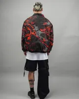 Campera reversible negra con un lado estampado y otro liso, confeccionada en textil impermeable. Corte amplio, talle Super XL.