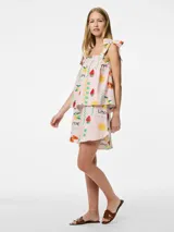 Short de tiro alto con cintura elástica y detalles de volantes, confeccionado en tejido plano de mezcla de lino, algodón y viscosa. Presenta un diseño holgado con estampado multicolor de limones, frutillas y texto sobre fondo rosado.