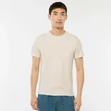 Remera lisa color beige, de corte slim fit y cuello redondo.