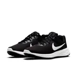 Championes de running Nike Revolution 6 Next Nature, color negro con detalles en blanco.