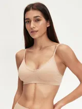 Top básico color nude, sin costuras, con breteles finos y escote en V.