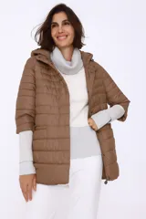Campera corta matelassé color visón, con cuello alto, capucha desmontable y puños tejidos.