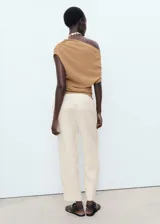 Pantalón de lino color beige, de corte recto, con cintura elástica ajustable con cordón.